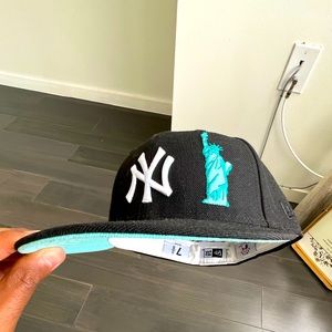 New York Yankees Statue Of Liberty Black Fitted New Era Sz 7 3/8 Mint Green Brim